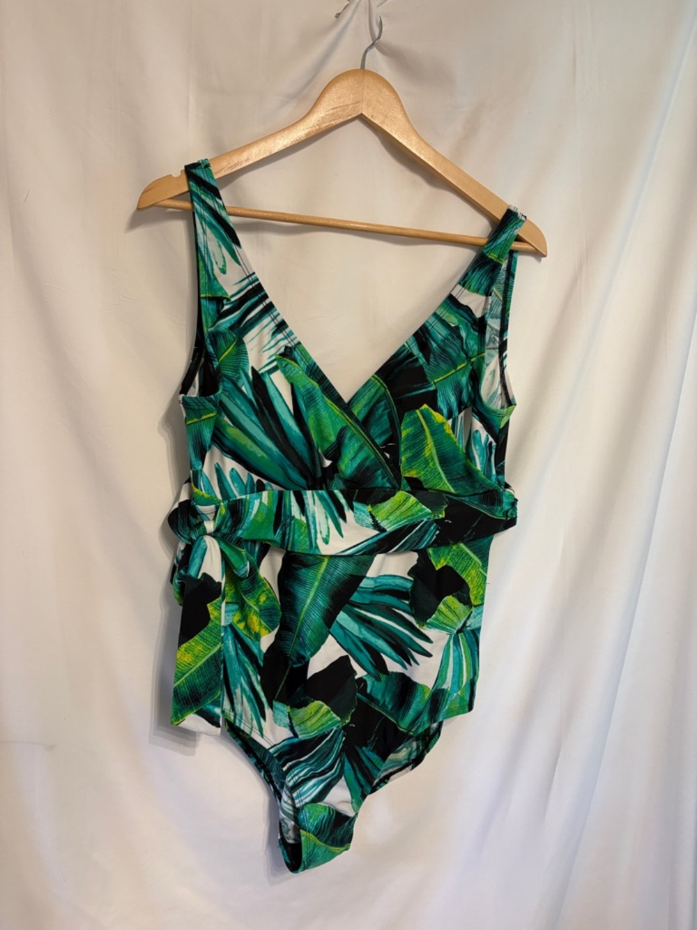 Green Tropical Print One-Piece Swimsuit with V-Neck SZ 16 Resortwear